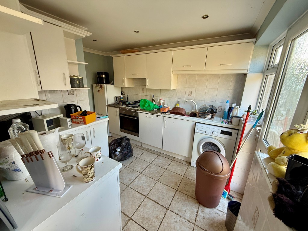 Lot: 129 - FOUR-BEDROOM HOUSE FOR IMPROVEMENT - Kitchen